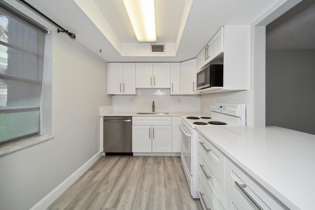 Active With Contract: $1,650 (2 beds, 2 baths, 920 Square Feet)