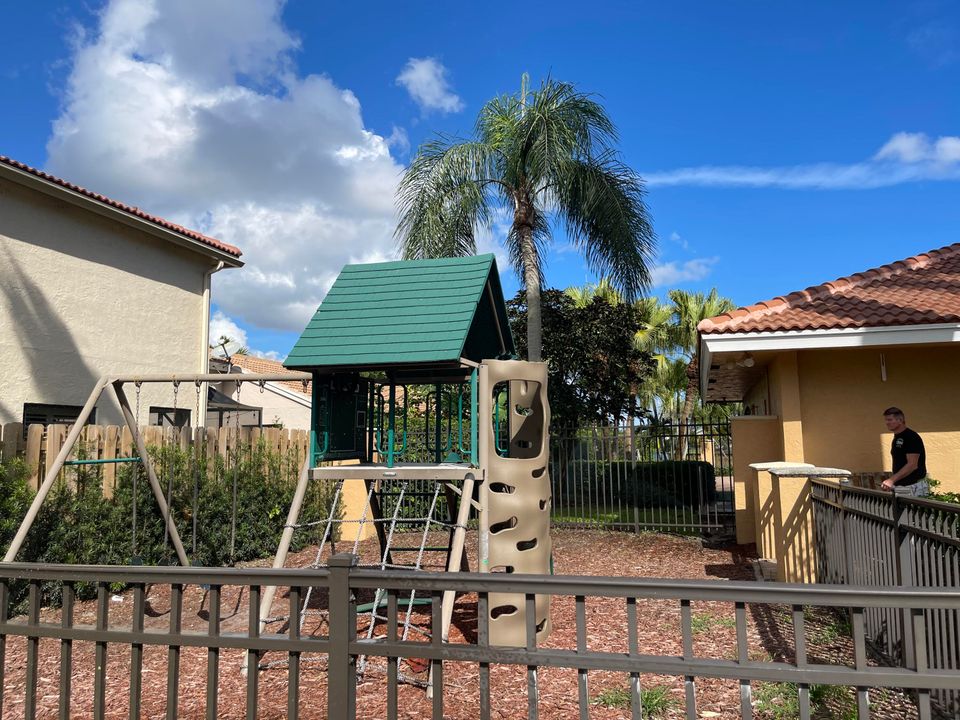 For Rent: $3,200 (3 beds, 2 baths, 1214 Square Feet)