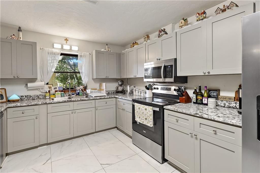 For Sale: $425,000 (3 beds, 2 baths, 1950 Square Feet)