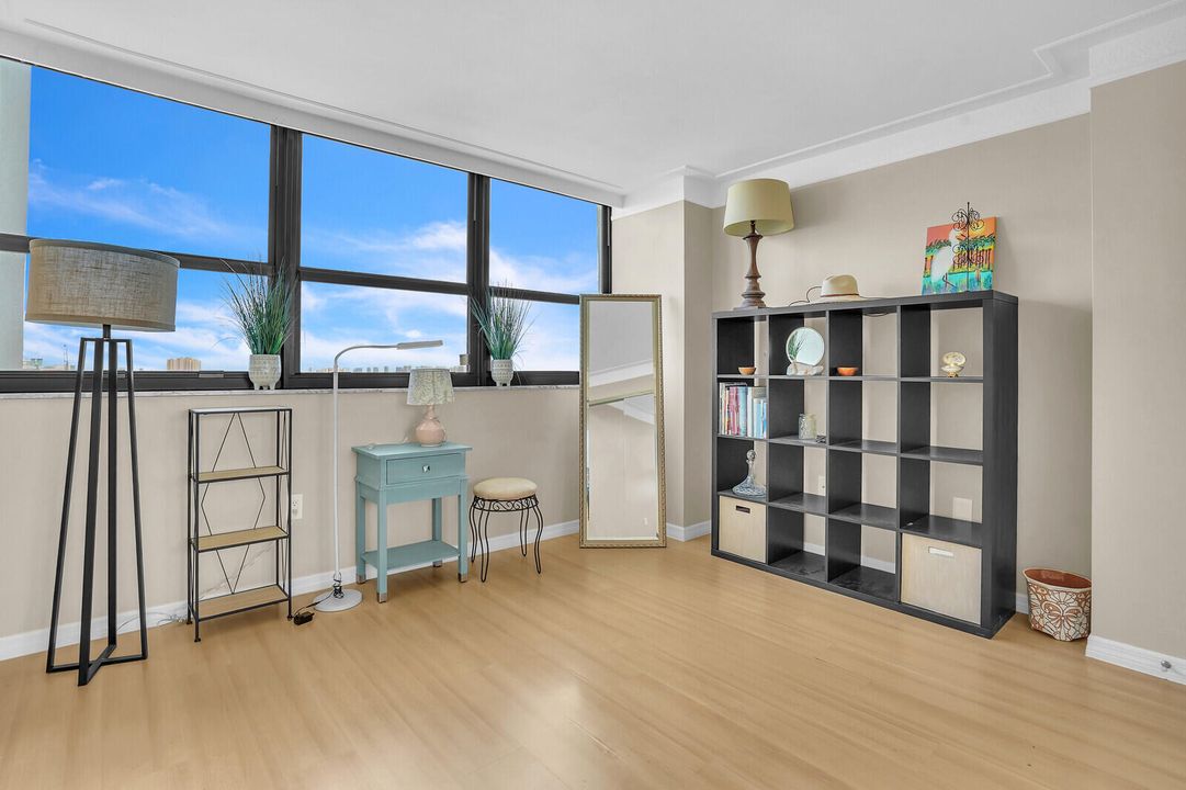 For Sale: $465,000 (3 beds, 2 baths, 1215 Square Feet)