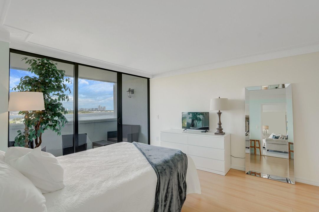 For Sale: $465,000 (3 beds, 2 baths, 1215 Square Feet)