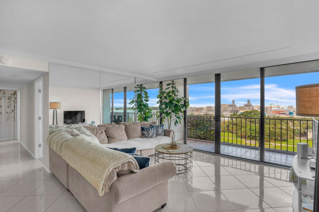 For Sale: $465,000 (3 beds, 2 baths, 1215 Square Feet)