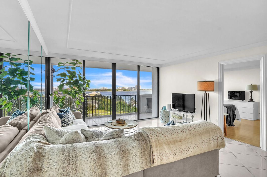 For Sale: $465,000 (3 beds, 2 baths, 1215 Square Feet)