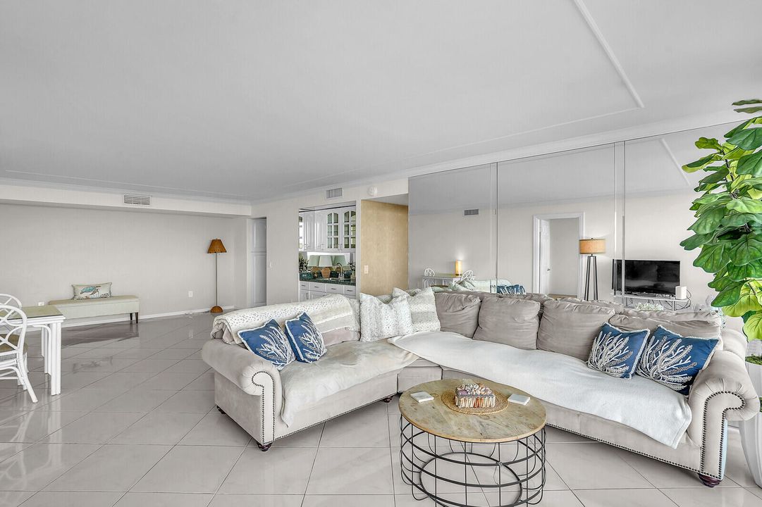 For Sale: $465,000 (3 beds, 2 baths, 1215 Square Feet)