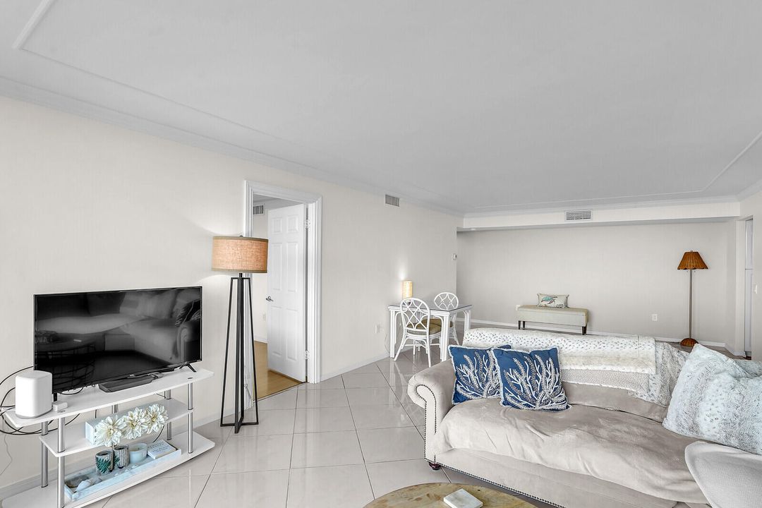 For Sale: $465,000 (3 beds, 2 baths, 1215 Square Feet)