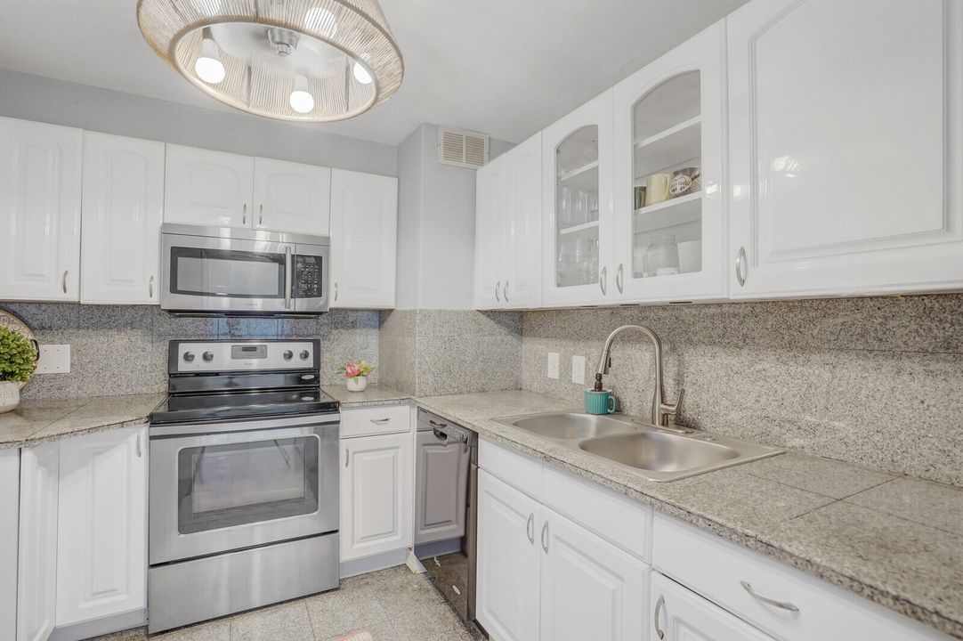 For Sale: $465,000 (3 beds, 2 baths, 1215 Square Feet)