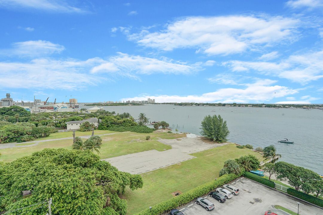 For Sale: $465,000 (3 beds, 2 baths, 1215 Square Feet)