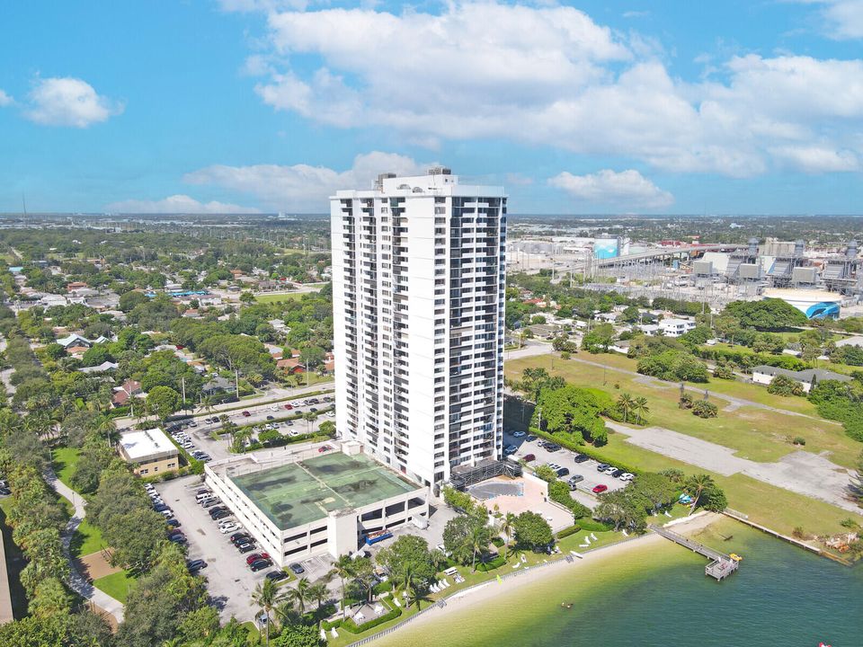 For Sale: $465,000 (3 beds, 2 baths, 1215 Square Feet)