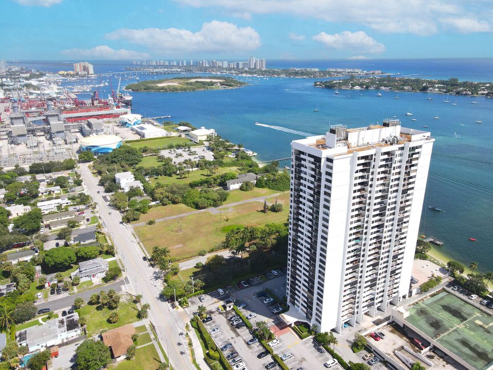 For Sale: $465,000 (3 beds, 2 baths, 1215 Square Feet)