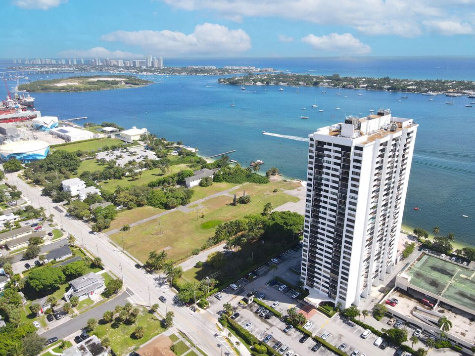 For Sale: $465,000 (3 beds, 2 baths, 1215 Square Feet)