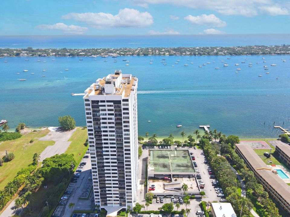 For Sale: $465,000 (3 beds, 2 baths, 1215 Square Feet)