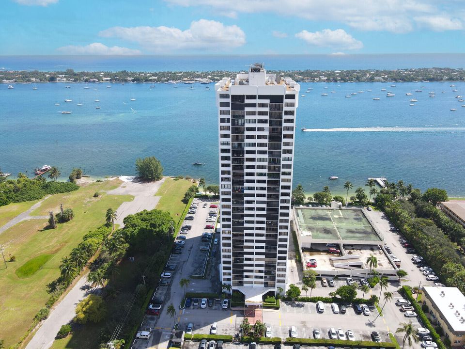 For Sale: $465,000 (3 beds, 2 baths, 1215 Square Feet)