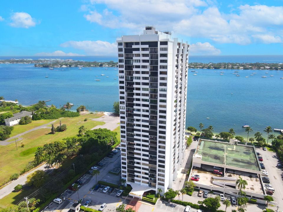 For Sale: $465,000 (3 beds, 2 baths, 1215 Square Feet)