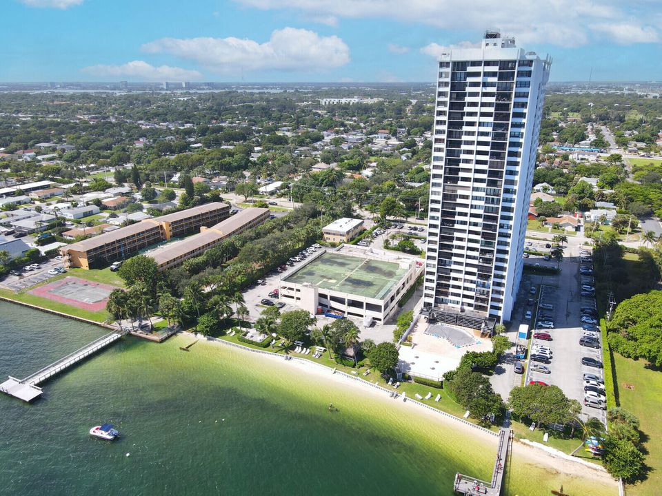 For Sale: $465,000 (3 beds, 2 baths, 1215 Square Feet)