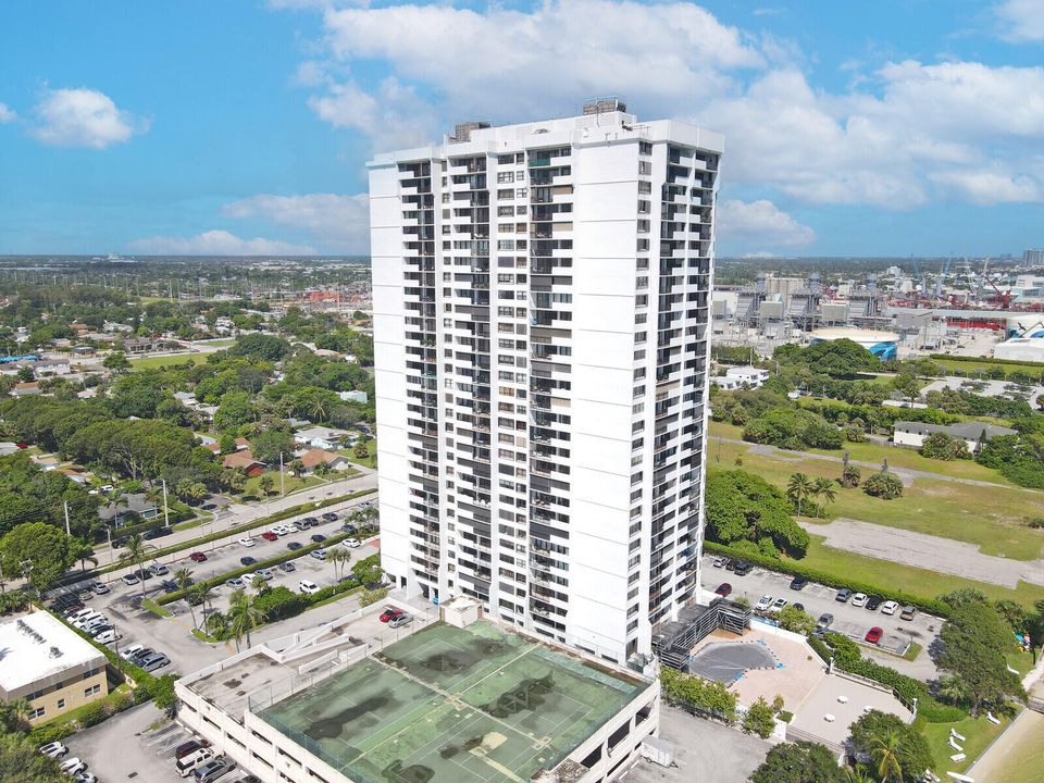 For Sale: $465,000 (3 beds, 2 baths, 1215 Square Feet)