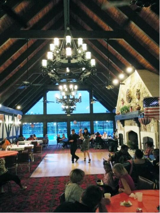 Active With Contract: $1,450 (1 beds, 1 baths, 800 Square Feet)