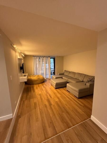 Active With Contract: $1,450 (1 beds, 1 baths, 800 Square Feet)