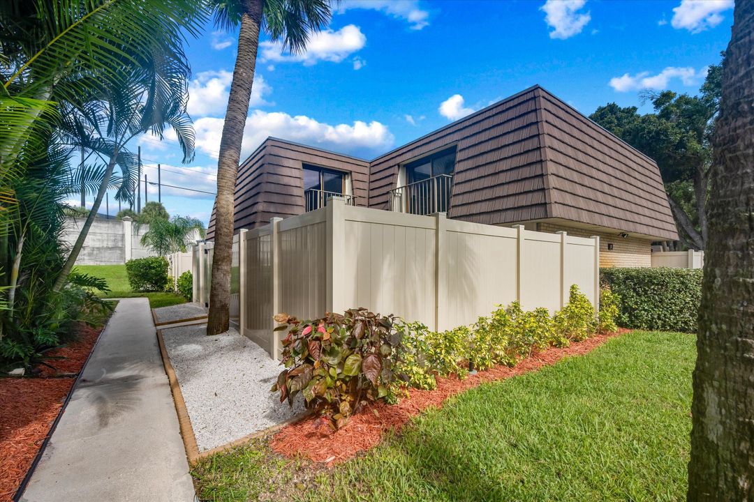 For Sale: $332,000 (2 beds, 2 baths, 1236 Square Feet)