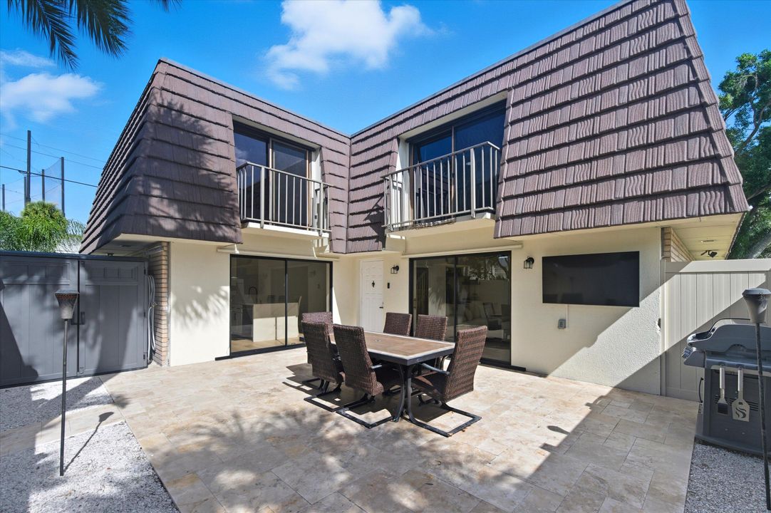 For Sale: $332,000 (2 beds, 2 baths, 1236 Square Feet)