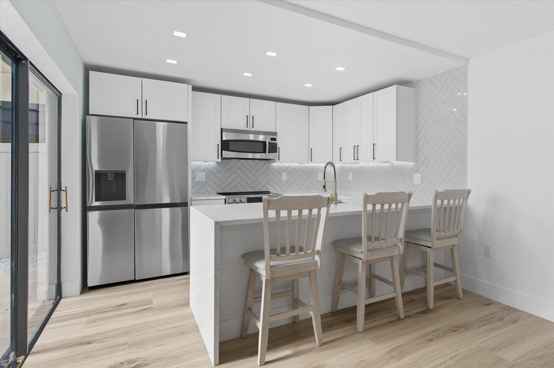 For Sale: $332,000 (2 beds, 2 baths, 1236 Square Feet)