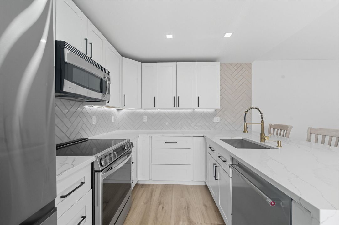 For Sale: $332,000 (2 beds, 2 baths, 1236 Square Feet)