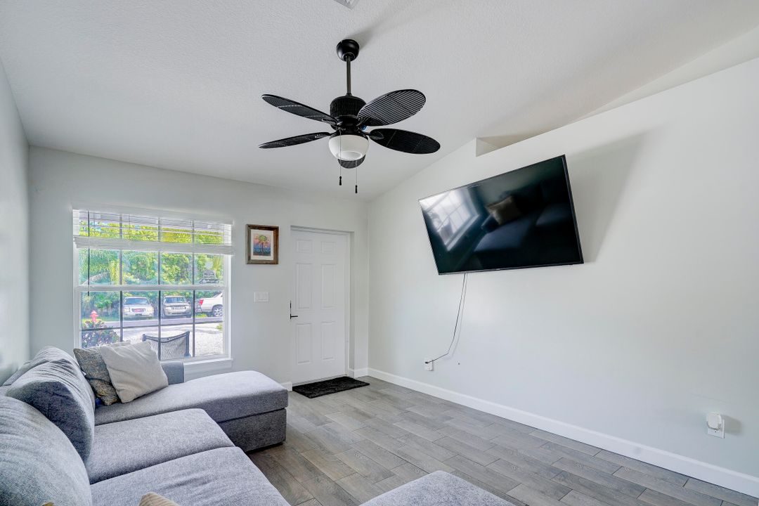 Active With Contract: $298,000 (3 beds, 2 baths, 1130 Square Feet)