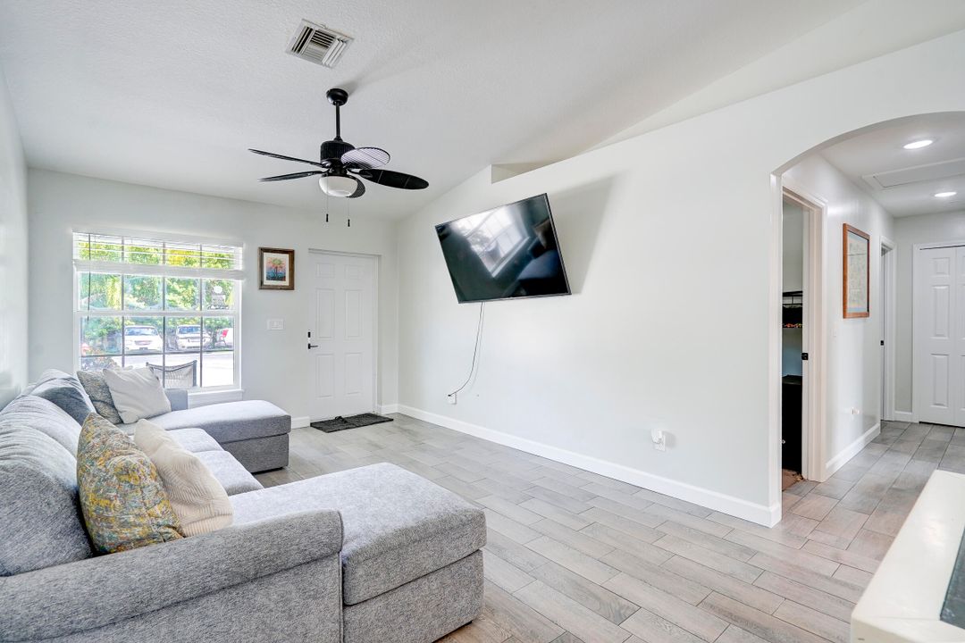 Active With Contract: $298,000 (3 beds, 2 baths, 1130 Square Feet)