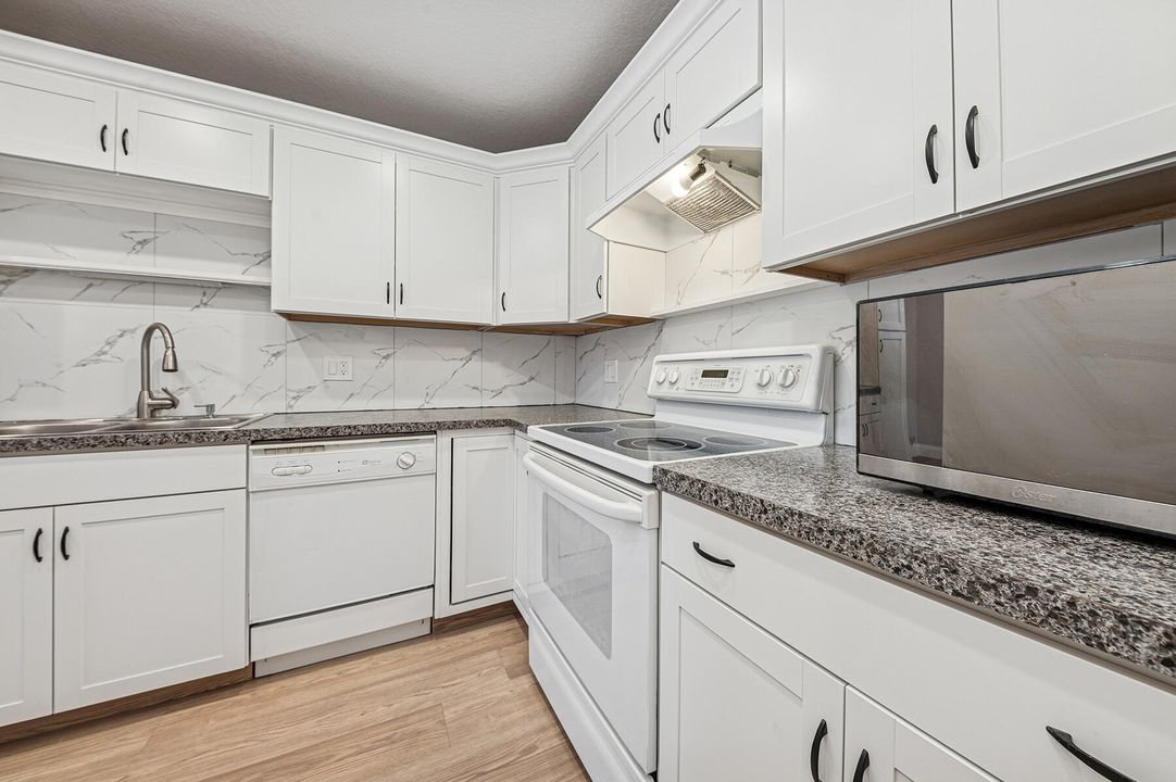 Под контрактом: $2,000 (2 спален, 2 ванн, 1148 Квадратных фут)