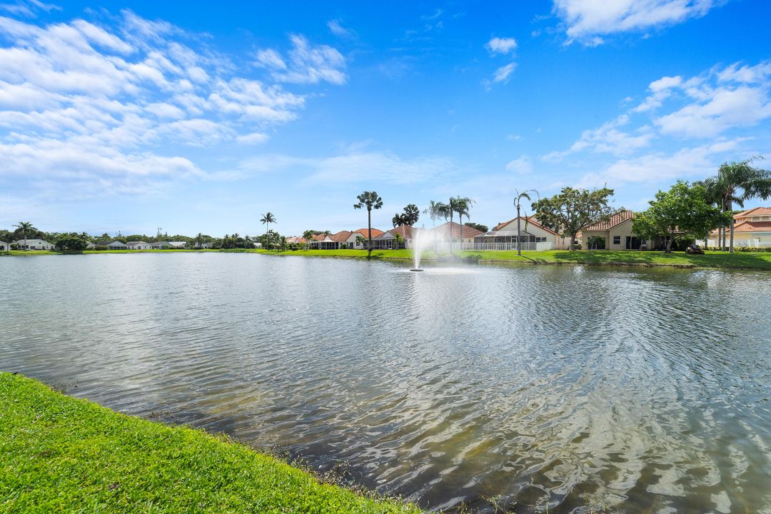 合同活跃: $699,000 (3 贝兹, 2 浴室, 1637 平方英尺)