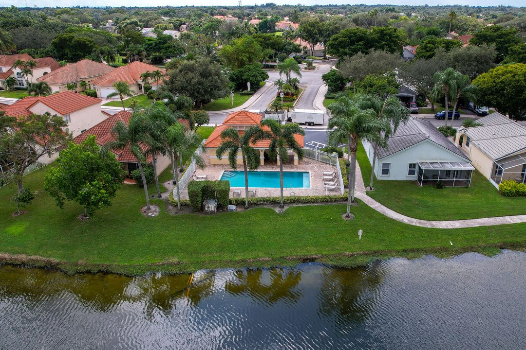 合同活跃: $699,000 (3 贝兹, 2 浴室, 1637 平方英尺)