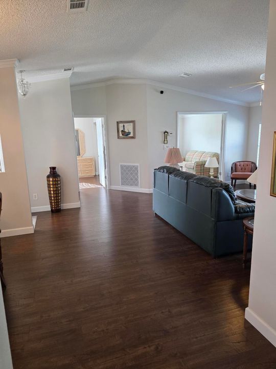 合同活跃: $238,000 (3 贝兹, 2 浴室, 1392 平方英尺)