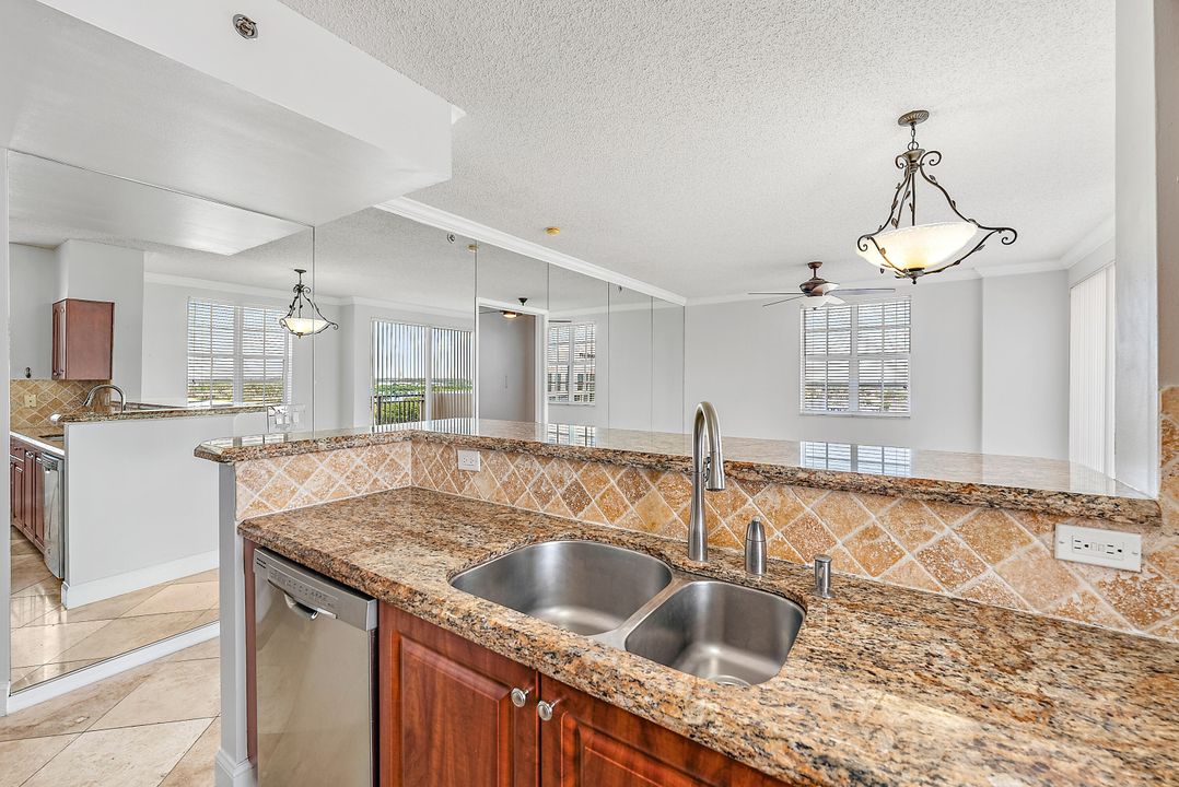 For Sale: $475,000 (2 beds, 2 baths, 1112 Square Feet)