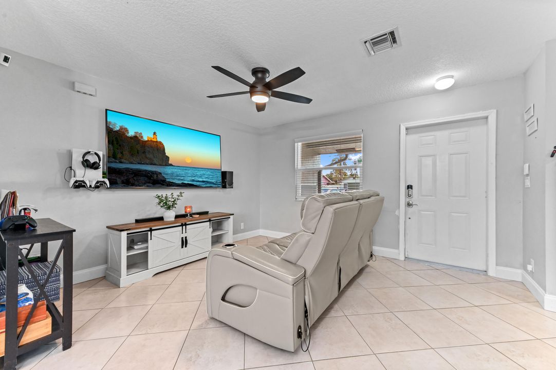 Active With Contract: $3,300 (3 beds, 2 baths, 1811 Square Feet)