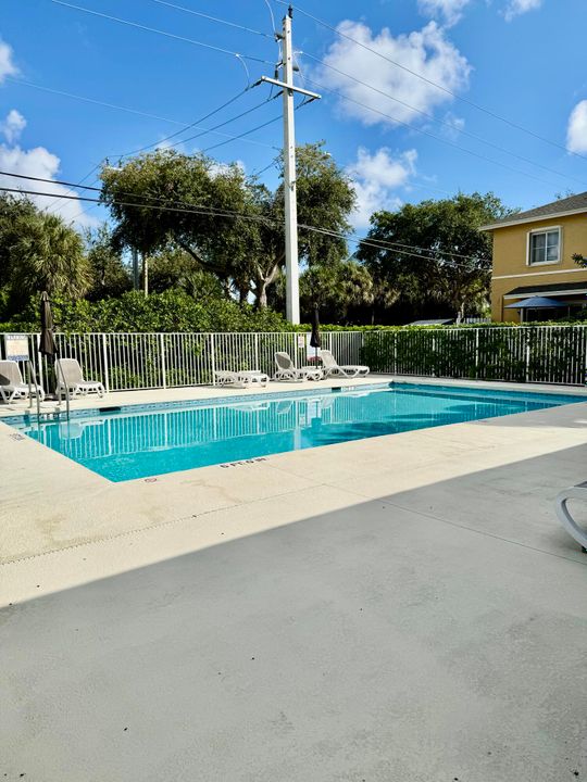 Active With Contract: $299,900 (2 beds, 2 baths, 1296 Square Feet)