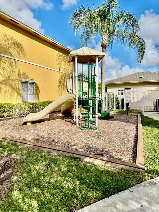 Active With Contract: $299,900 (2 beds, 2 baths, 1296 Square Feet)