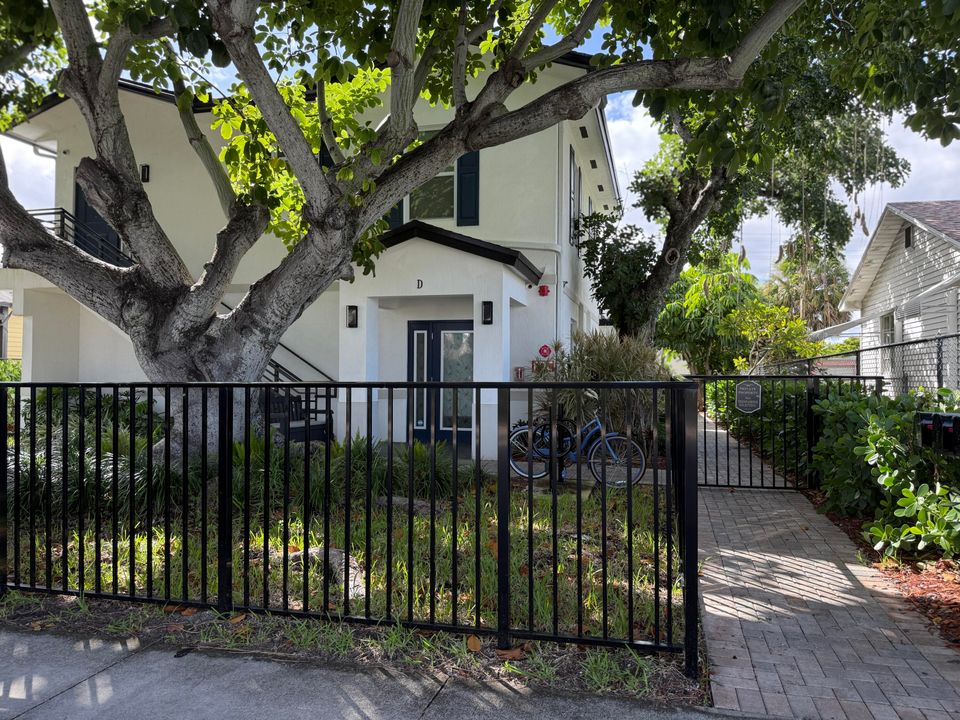 Active With Contract: $2,000 (2 beds, 2 baths, 864 Square Feet)