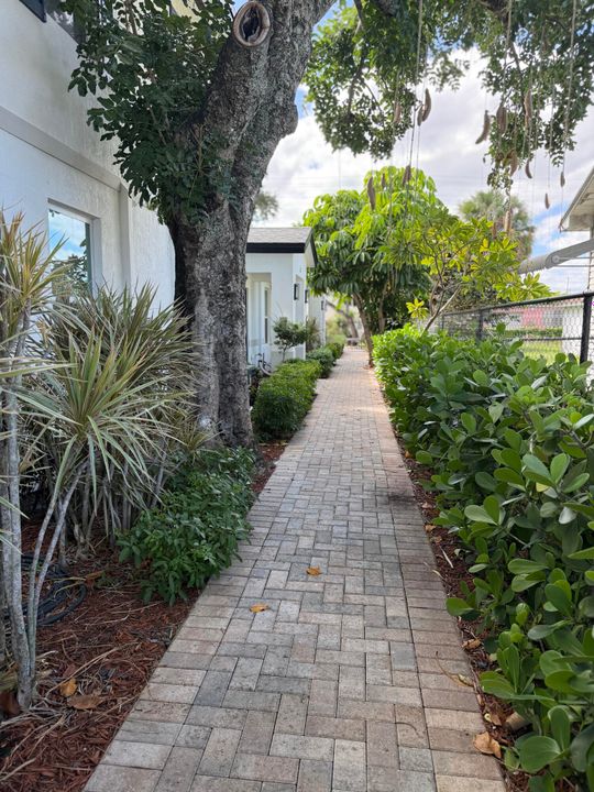 Active With Contract: $2,000 (2 beds, 2 baths, 864 Square Feet)