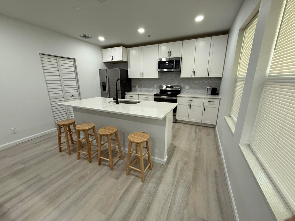 Active With Contract: $2,000 (2 beds, 2 baths, 864 Square Feet)