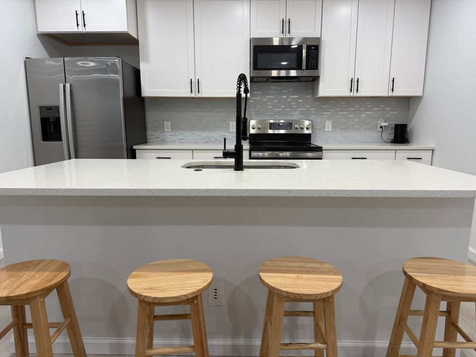 Active With Contract: $2,000 (2 beds, 2 baths, 864 Square Feet)