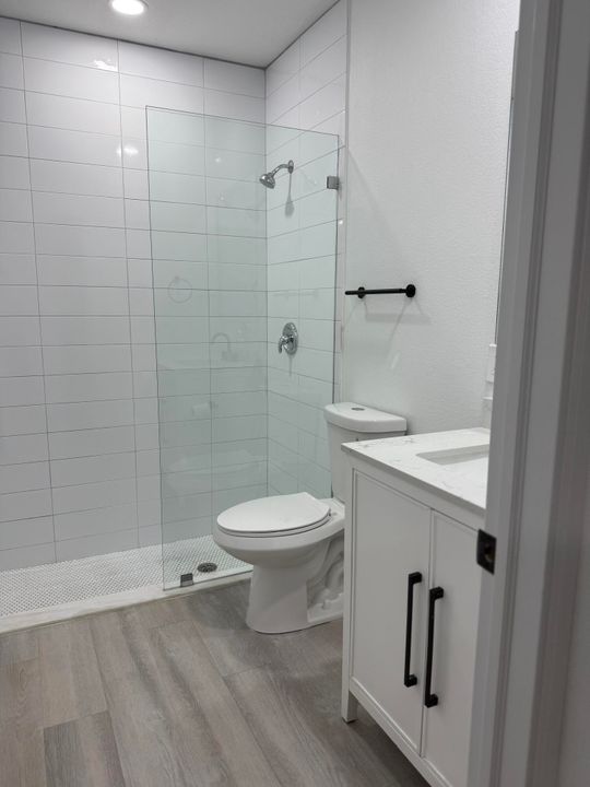 Active With Contract: $2,000 (2 beds, 2 baths, 864 Square Feet)