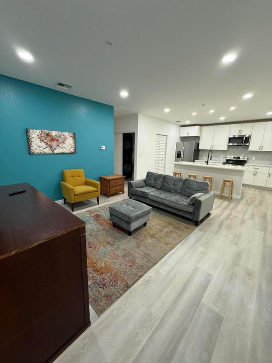 Active With Contract: $2,000 (2 beds, 2 baths, 864 Square Feet)