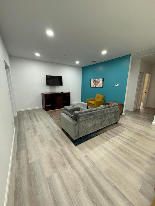 Active With Contract: $2,000 (2 beds, 2 baths, 864 Square Feet)