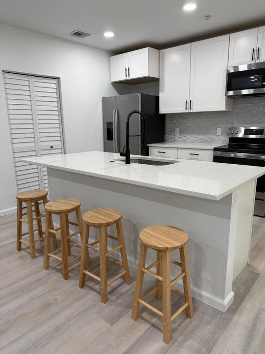 Active With Contract: $2,000 (2 beds, 2 baths, 864 Square Feet)