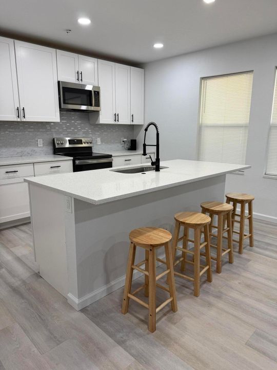 Active With Contract: $2,000 (2 beds, 2 baths, 864 Square Feet)