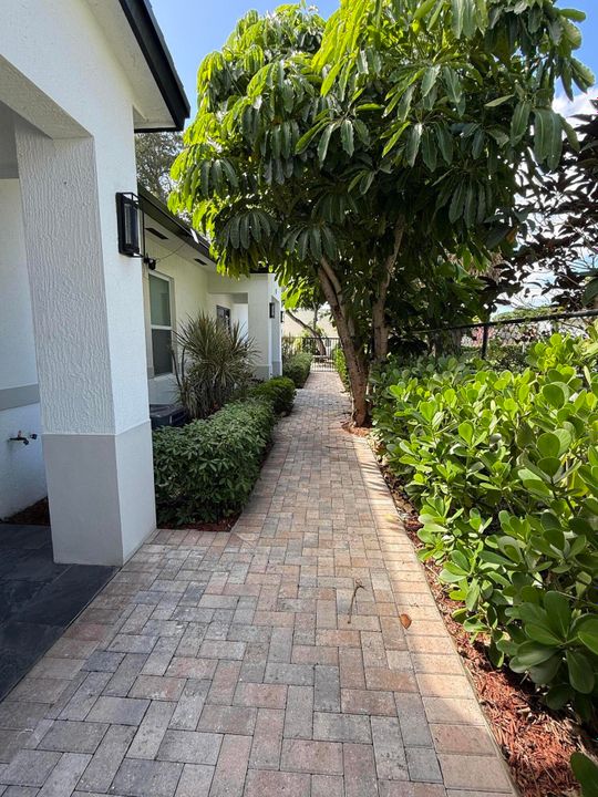 Active With Contract: $2,000 (2 beds, 2 baths, 864 Square Feet)