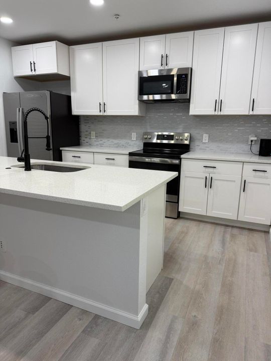 Active With Contract: $2,000 (2 beds, 2 baths, 864 Square Feet)