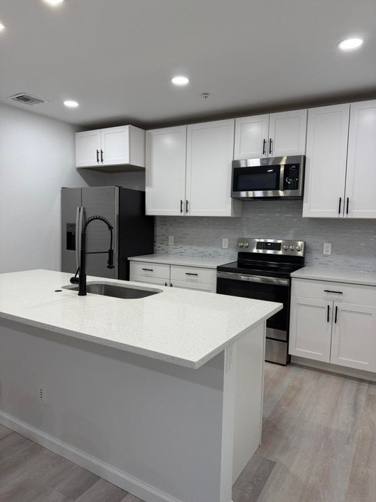 Active With Contract: $2,000 (2 beds, 2 baths, 864 Square Feet)