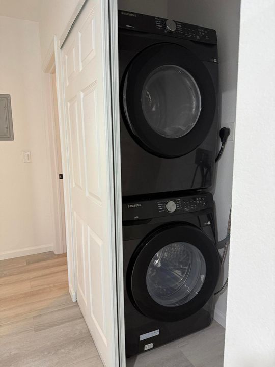 Active With Contract: $2,000 (2 beds, 2 baths, 864 Square Feet)