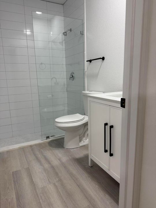 Active With Contract: $2,000 (2 beds, 2 baths, 864 Square Feet)