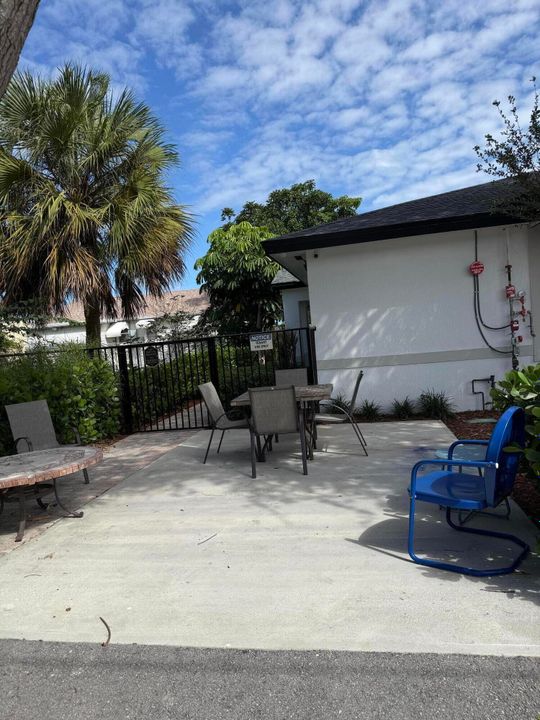 Active With Contract: $2,000 (2 beds, 2 baths, 864 Square Feet)